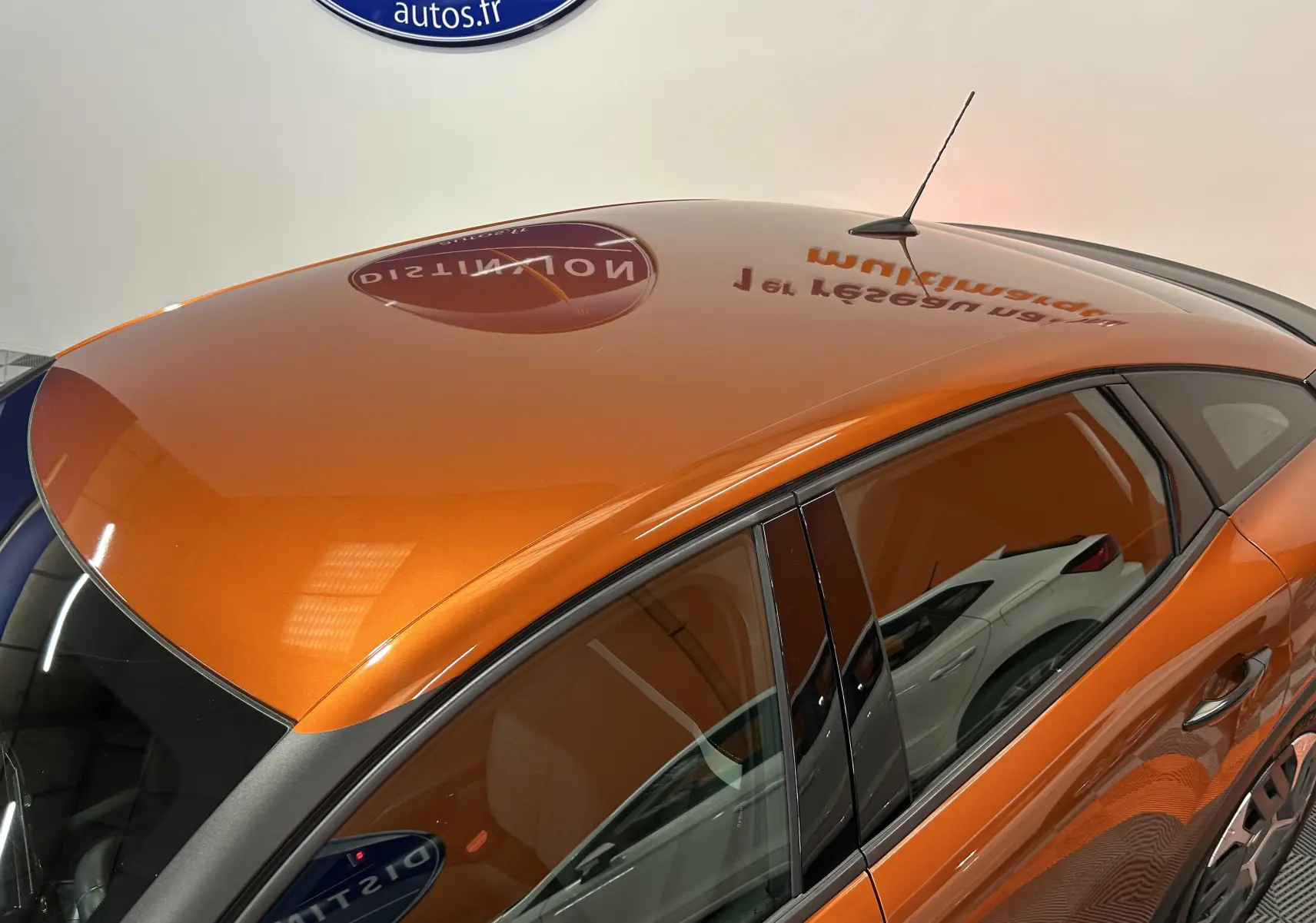 Vue plongeante côté gauche sur une Citroën C4 orange métallisé 2021 avec antenne et vitres teintées.