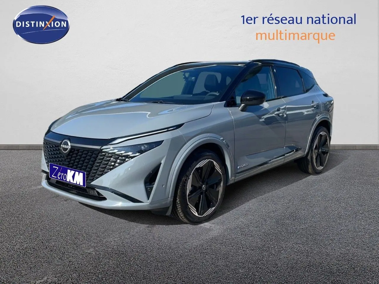 Nissan Qashqai 2025 gris céramique avec toit noir, vue 3/4 avant mettant en valeur sa calandre distinctive et ses jantes noires.