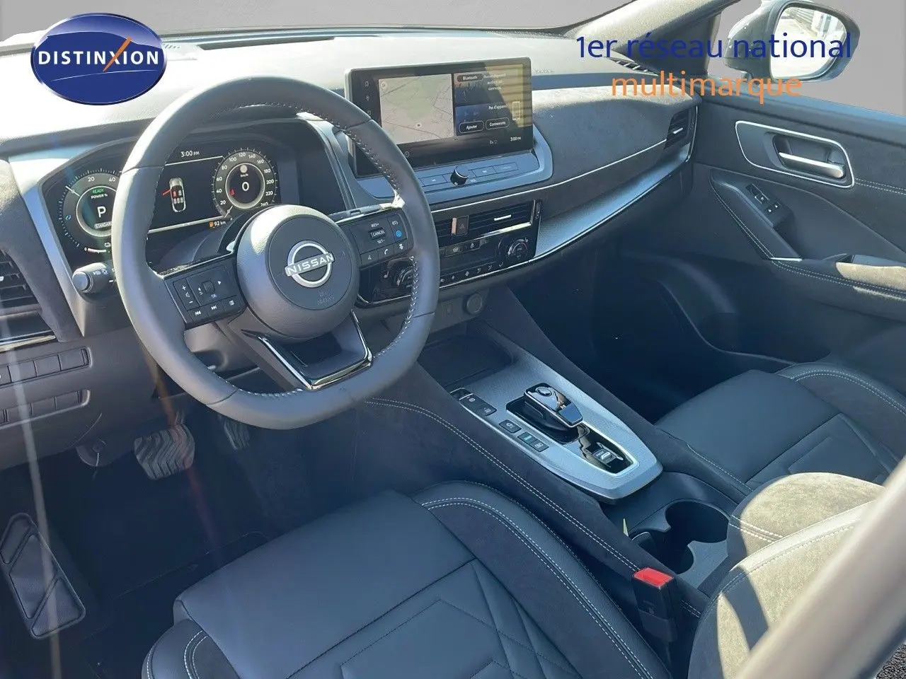 Intérieur du Nissan Qashqai 2025 vu côté conducteur, avec tableau de bord numérique et console centrale moderne en cuir noir.