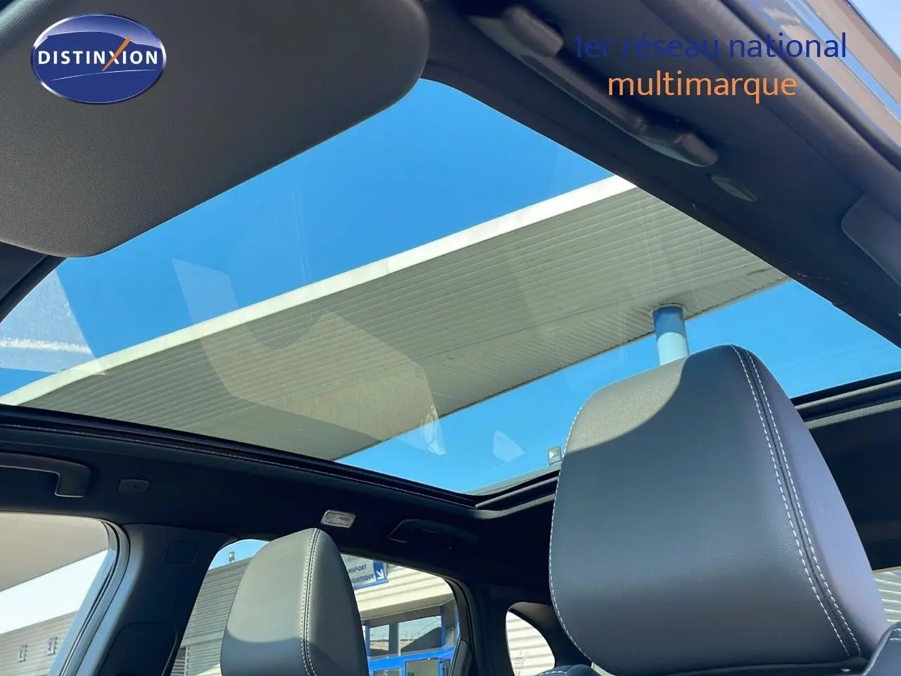 Vue intérieure du toit ouvrant panoramique et des sièges en cuir noir du Nissan Qashqai 2025 gris céramique.