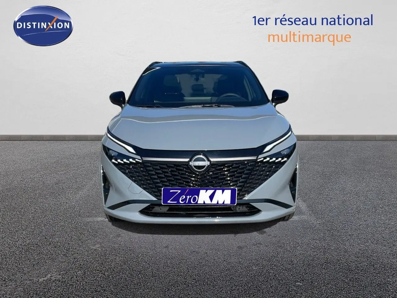 Vue avant du Nissan Qashqai 2025 gris céramique avec toit noir, mettant en valeur sa calandre noire et ses phares LED fins.