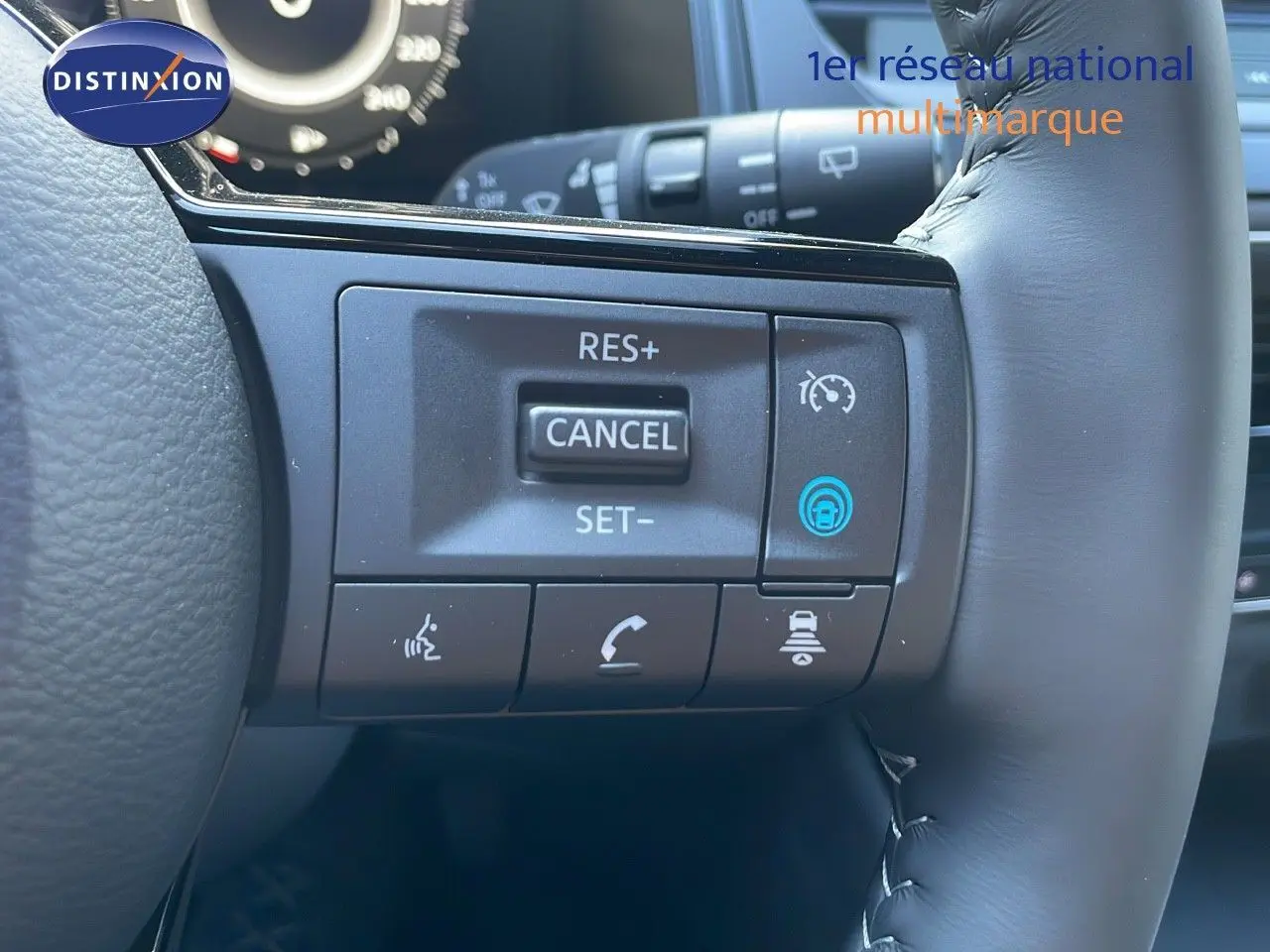 Gros plan sur les commandes de régulateur de vitesse au volant cuir noir du Nissan Qashqai gris céramique 2025.