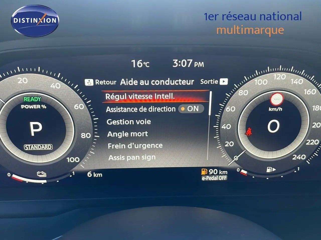 Tableau de bord numérique du Nissan Qashqai 2025 affichant l'aide au conducteur et la vitesse à 0 km/h.