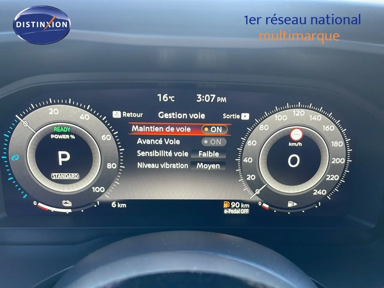 Tableau de bord numérique du Nissan Qashqai 2025 affichant la gestion de voie et les compteurs de vitesse et puissance.