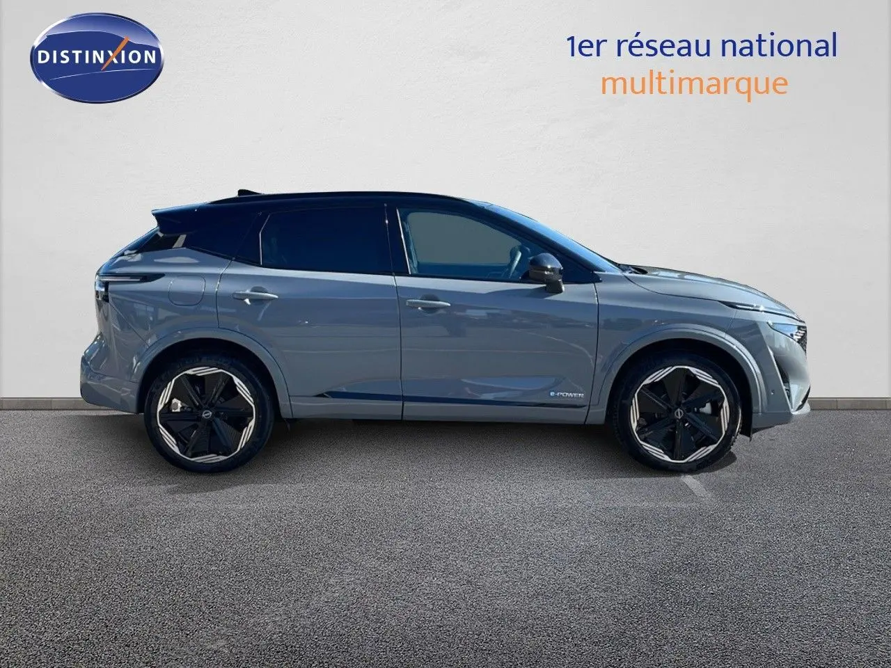 Profil droit du Nissan Qashqai 2025 gris céramique métal avec toit noir et jantes noires distinctives.