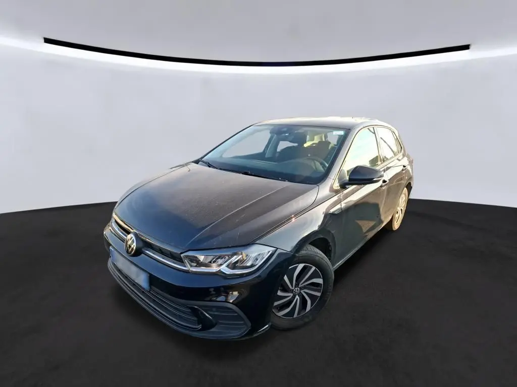 Volkswagen Polo noir vue 3/4 avant droit, avec calandre chromée et jantes au design bicolore.