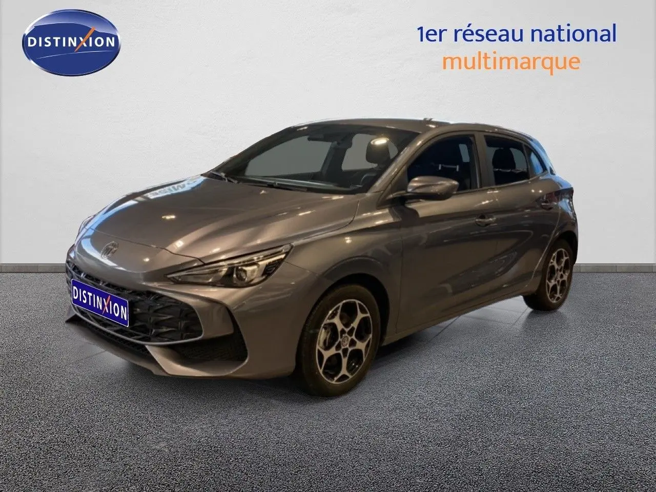 MG3 1.5L Hybrid+ 195ch Comfort en gris Hampstead, vue 3/4 avant mettant en valeur ses jantes bi-ton et ses lignes fluides.