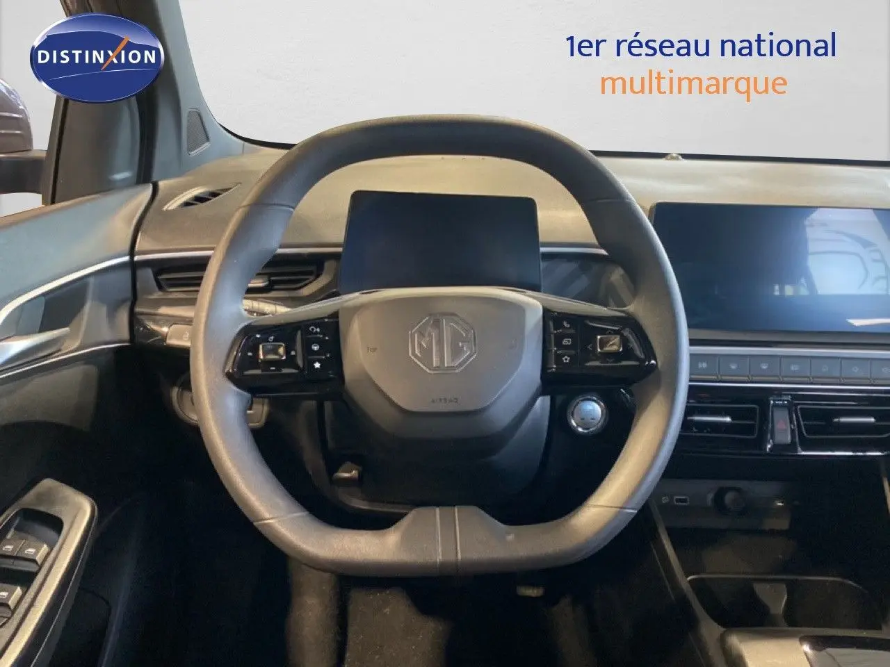Vue intérieure centrée sur le volant du MG3 2024 en gris Hampstead, avec tableau de bord et écran tactile visibles.