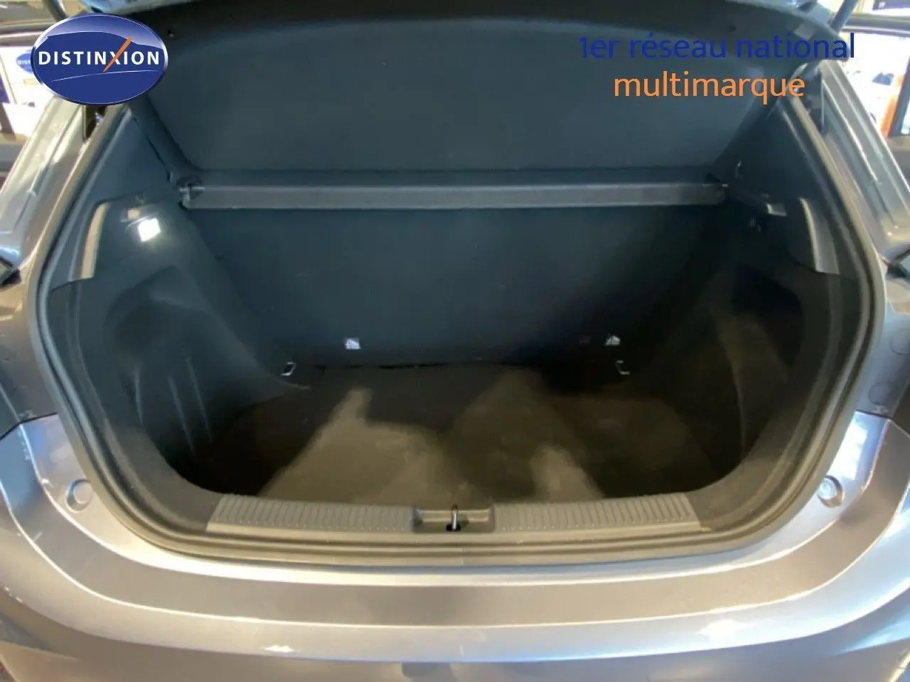 Coffre ouvert vu de l'arrière d'une MG3 1.5L Hybrid+ 195ch Comfort en gris Hampstead métallisé.