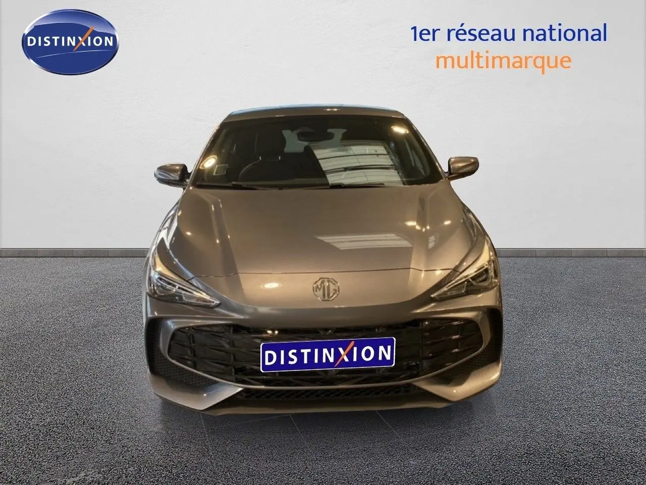 Vue frontale d'une MG3 1.5L Hybrid+ 195ch Comfort en gris Hampstead, avec calandre noire et logo MG visible.