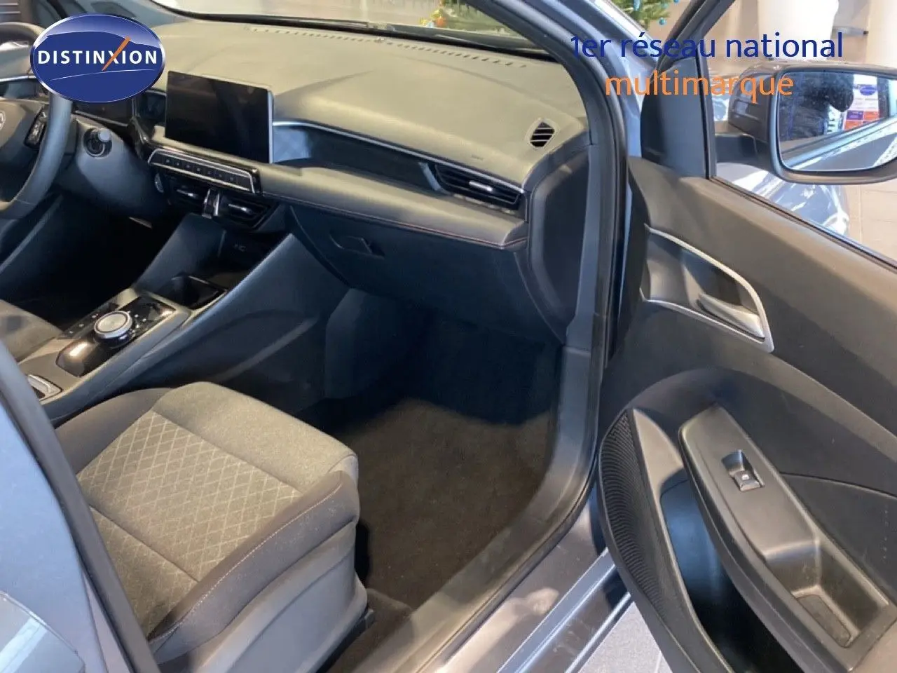 Vue intérieure côté passager avant d'une MG3 1.5L Hybrid+ 2024 en gris Hampstead, montrant le tableau de bord et la console centrale.