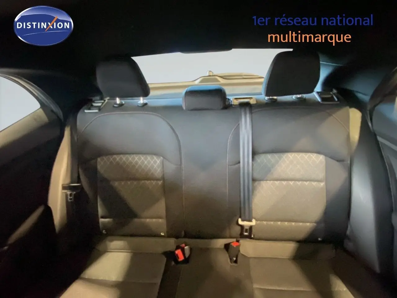 Vue intérieure arrière des sièges arrière en tissu gris noir avec motifs losanges du MG3 1.5L Hybrid+ 2024.