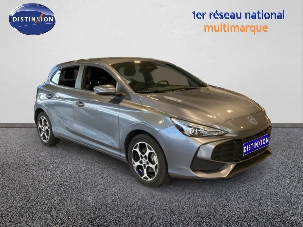 Vue 3/4 avant gauche de la MG3 1.5L Hybrid+ 195ch en gris métallisé Hampstead avec jantes bi-ton et calandre noire.