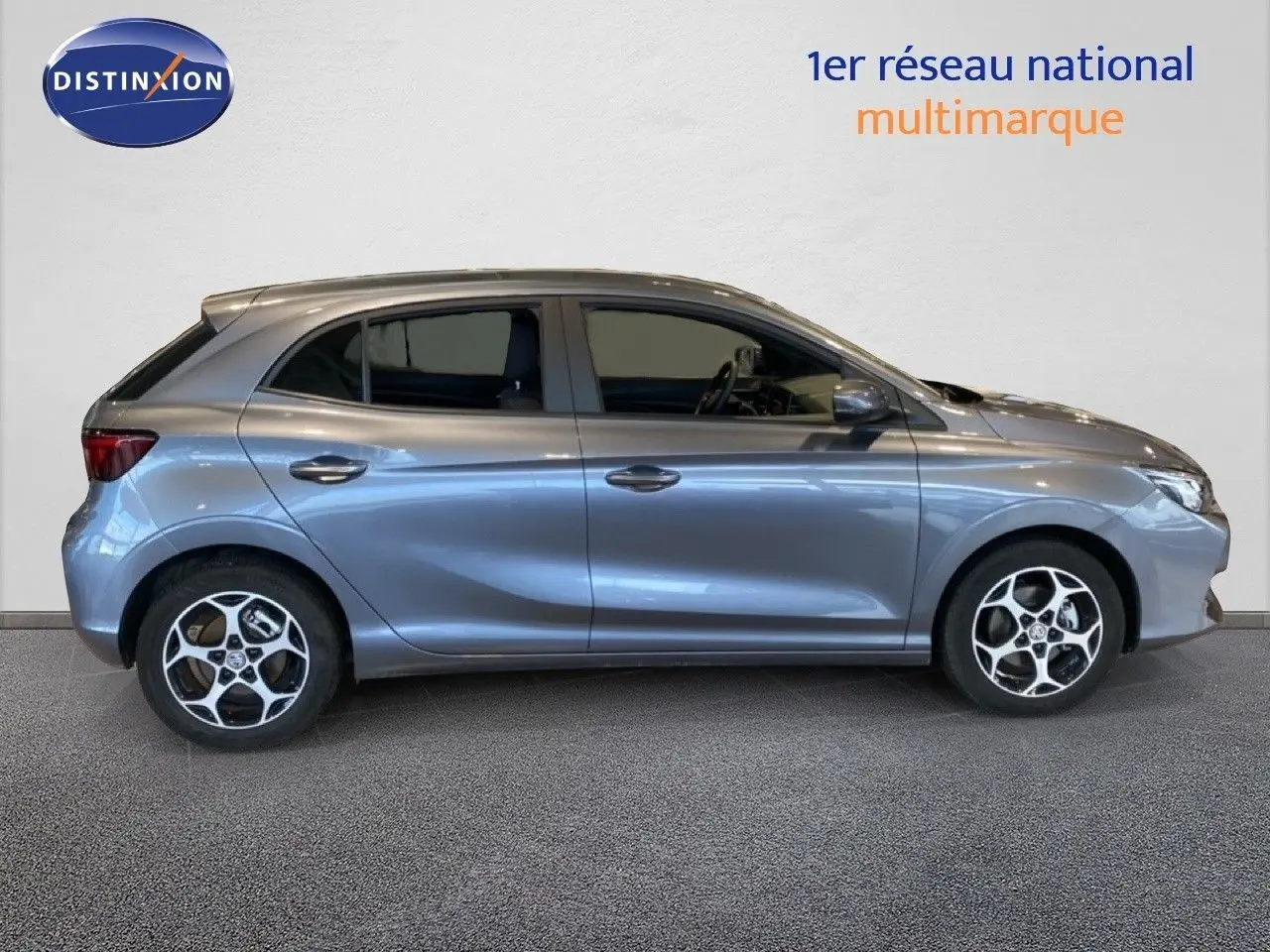 Vue de profil côté gauche d'une MG3 2024 hybride en gris métallisé Hampstead avec jantes bi-ton distinctives.