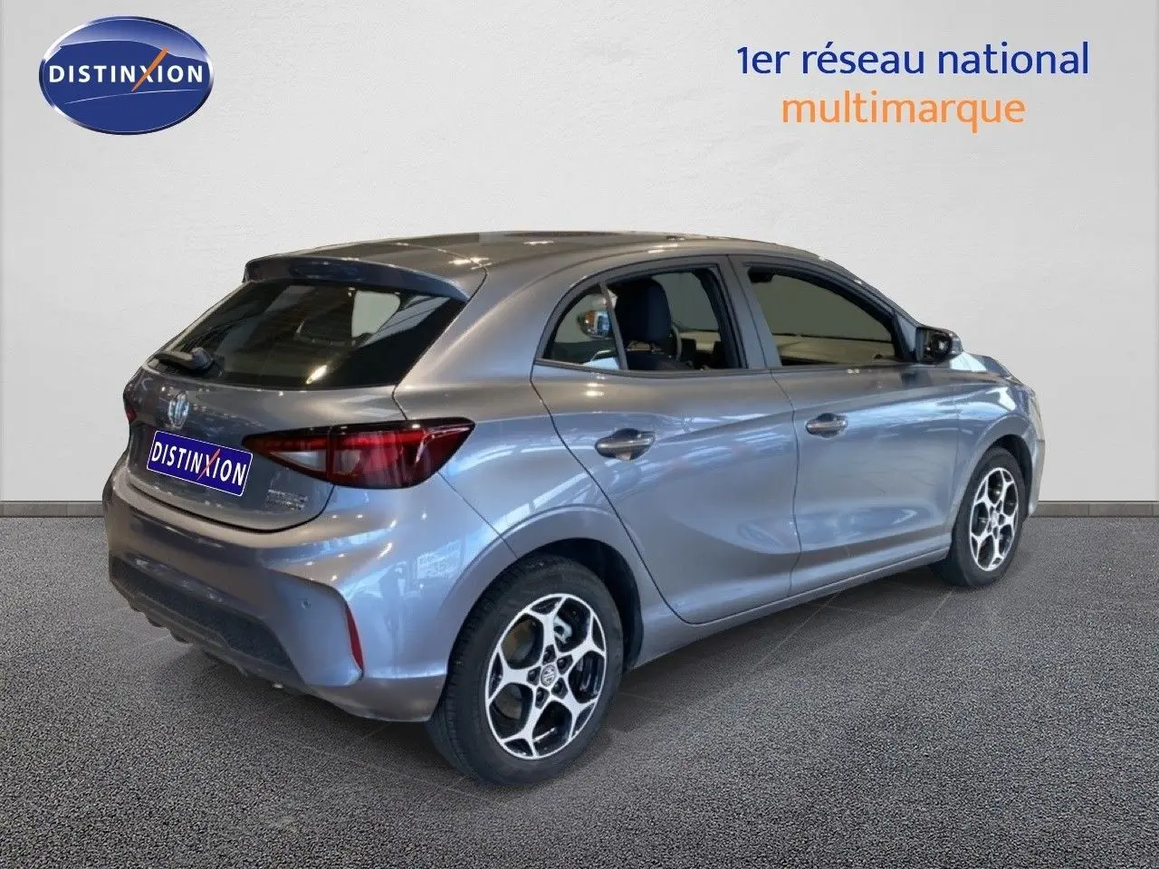 Vue 3/4 arrière droite d'une MG3 1.5L Hybrid+ 195ch en gris Hampstead avec jantes alliage bicolores.