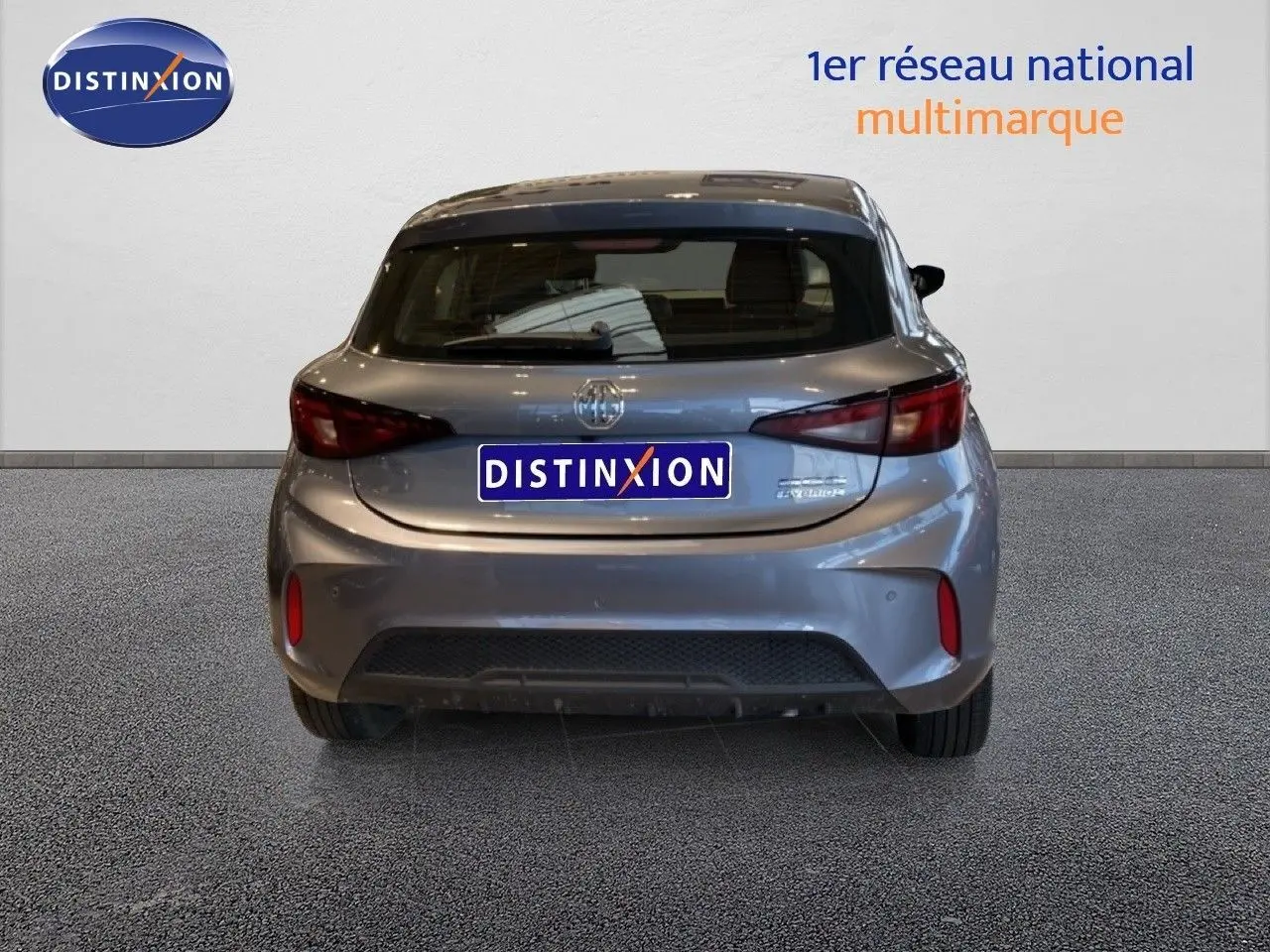 Vue arrière d'une MG3 1.5L HYBRID+ 195CH finition Comfort en gris Hampstead, avec feux arrière étirés et hayon fermé.