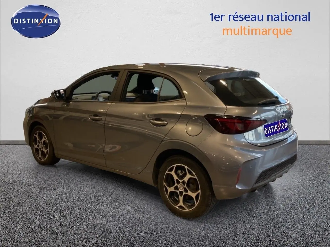 Vue 3/4 arrière droite d'une MG3 1.5L Hybrid+ 195ch Comfort en gris métallisé Hampstead avec jantes bi-ton.