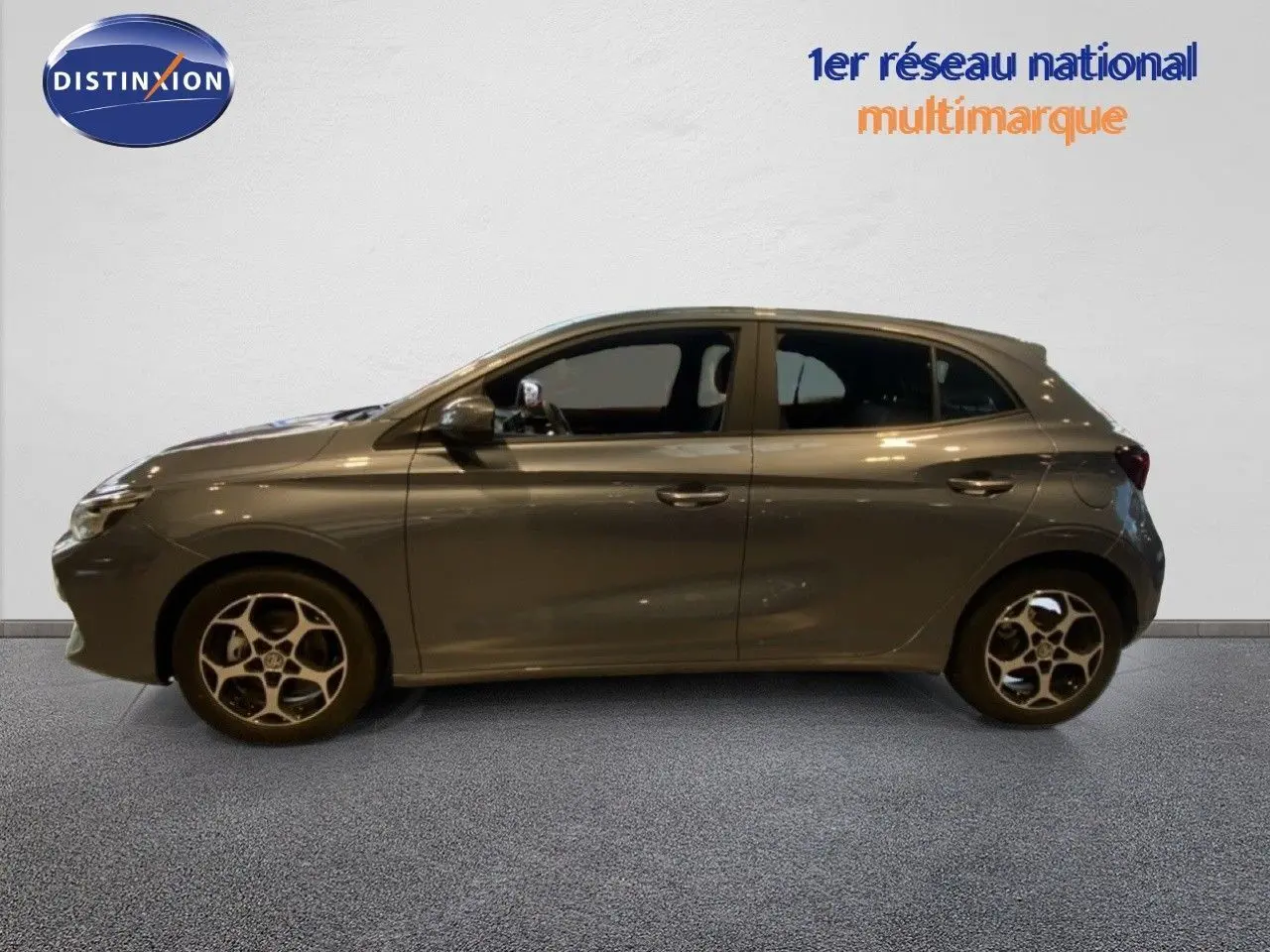 Profil droit de la MG3 1.5L HYBRID+ 195CH 2024 en gris Hampstead métallisé avec jantes bi-ton distinctives.