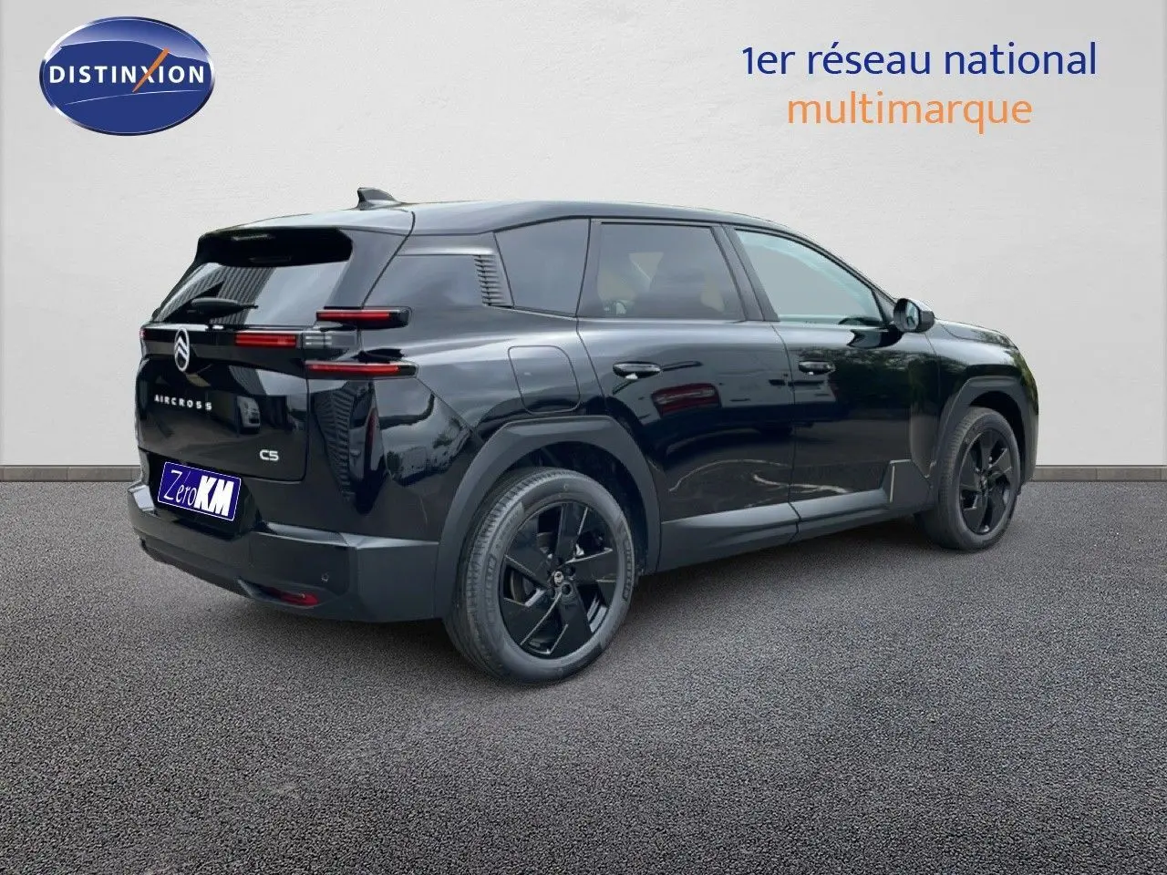 Vue 3/4 arrière droite du Citroën C5 Aircross noir Perla Nera métallisé avec jantes noires et feux arrière LED distinctifs.