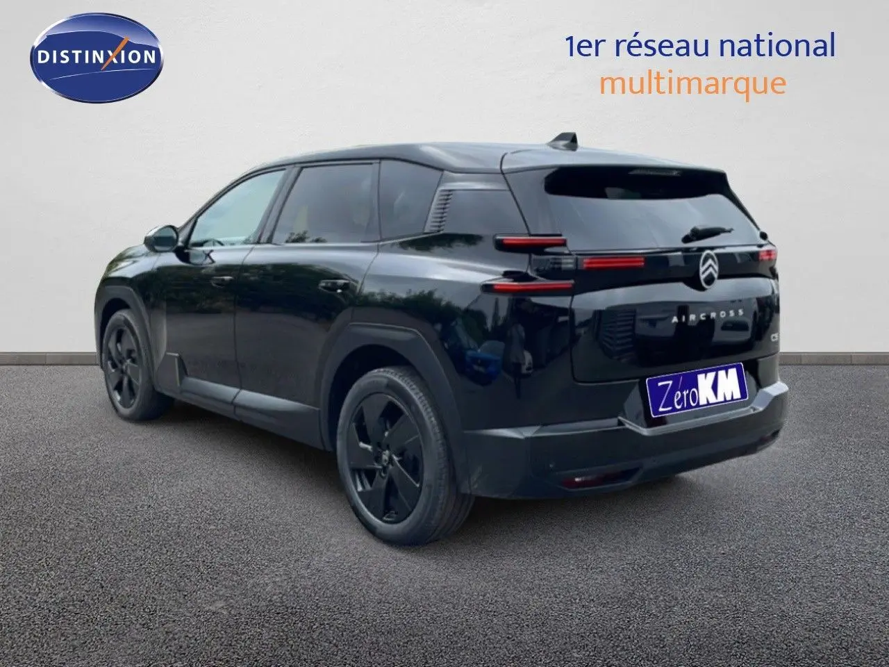 Vue 3/4 arrière droite d'un Citroën C5 Aircross noir Perla Nera métallisé avec jantes noires et feux arrière LED fins.