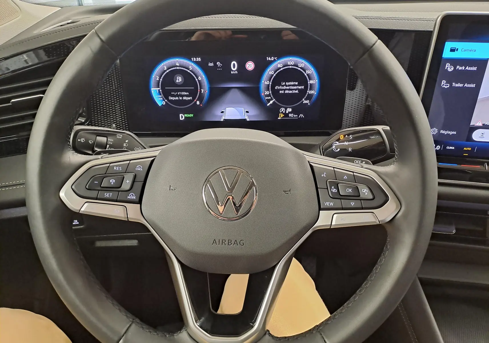 Vue centrée sur le volant et le tableau de bord numérique du Volkswagen Tiguan 2024, affichage digital clair.