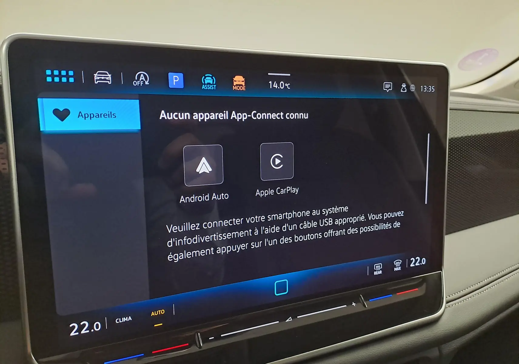 Écran tactile central du Volkswagen Tiguan 2024 affichant les options Android Auto et Apple CarPlay, intérieur clair.