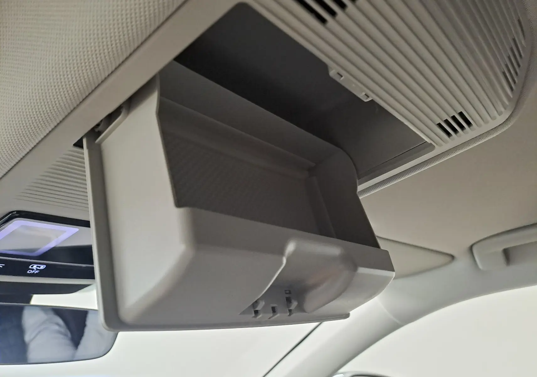 Rangement lunettes ouvert fixé au plafond intérieur gris clair du Volkswagen Tiguan 1.5 eTSI 2024.