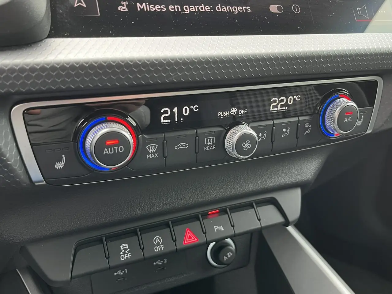 Gros plan sur la console centrale de l'Audi A1 Allstreet 2022, montrant la climatisation automatique et les commandes de sécurité.