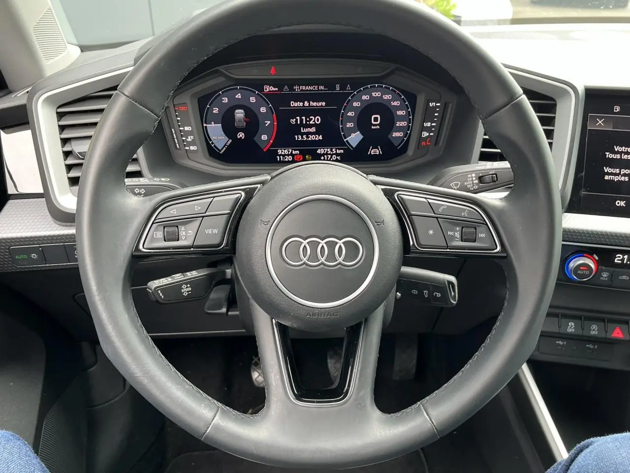 Vue intérieure centrée sur le volant cuir multifonctions et le tableau de bord avec écran tactile de l'Audi A1 Allstreet 2022.