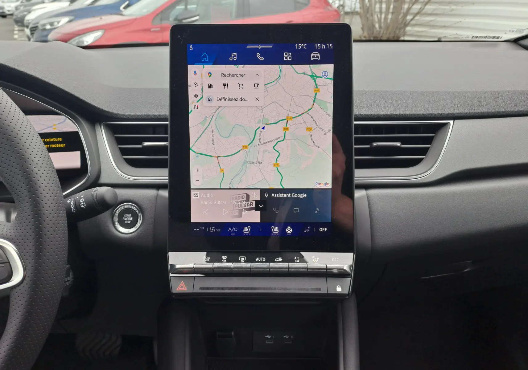 Tableau de bord du Renault Symbioz 2024 avec écran tactile vertical affichant une carte GPS et commandes climatisation.
