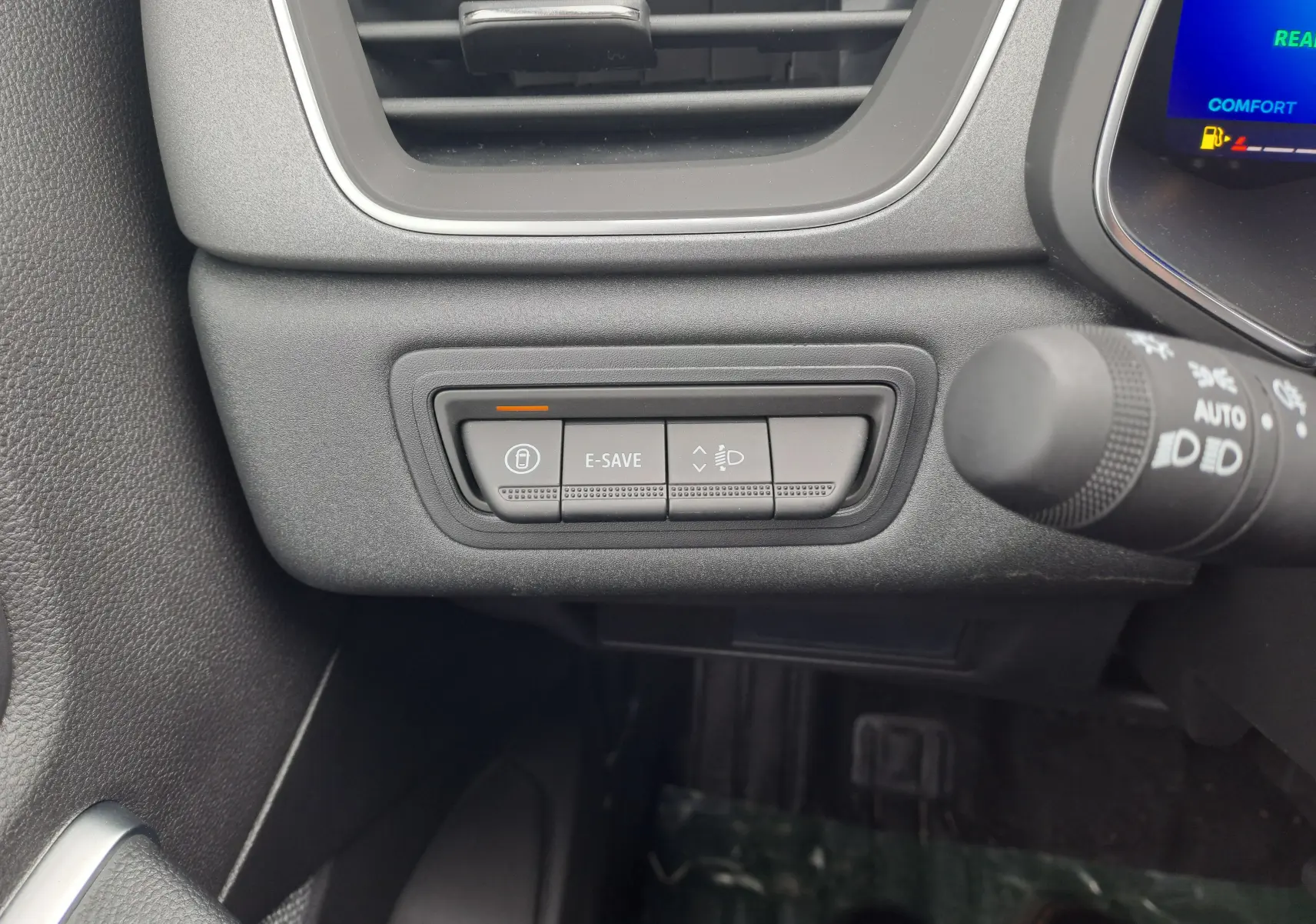 Boutons de commande gris situés sous la grille d'aération côté gauche du tableau de bord Renault Symbioz 2024.