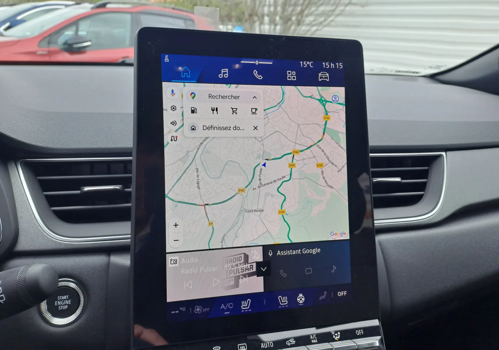 Écran tactile central du tableau de bord du Renault Symbioz gris cassiope, affichant la navigation GPS Google Maps.