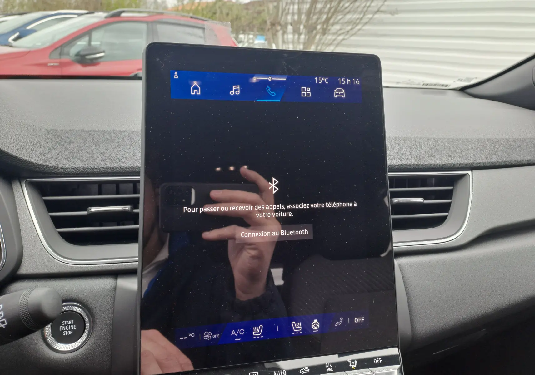 Écran tactile central allumé dans l'habitacle gris du Renault Symbioz 2024, avec bouton Start Engine visible à gauche