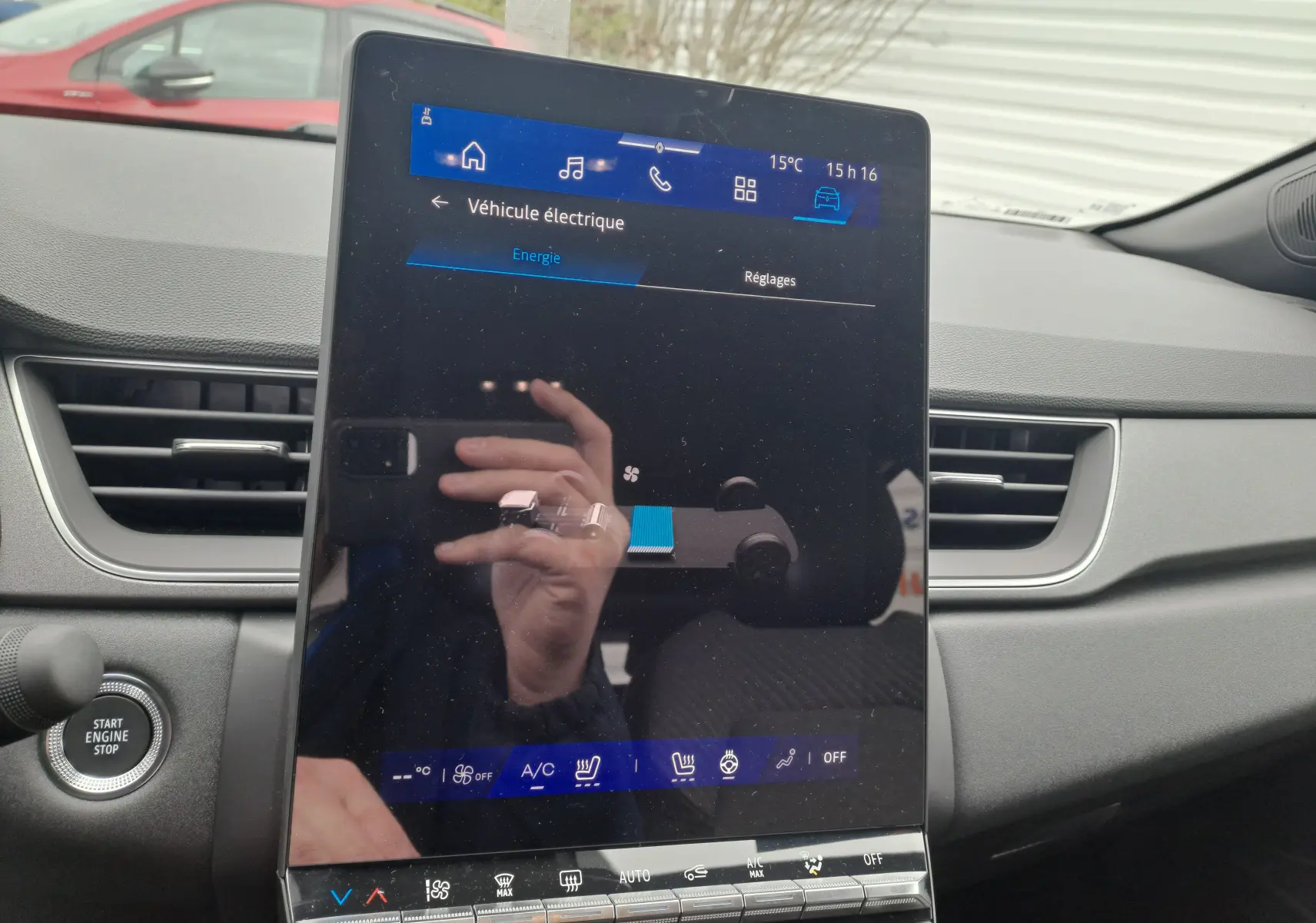 Écran tactile central affichant les réglages énergie dans l'habitacle gris du Renault Symbioz 2024.