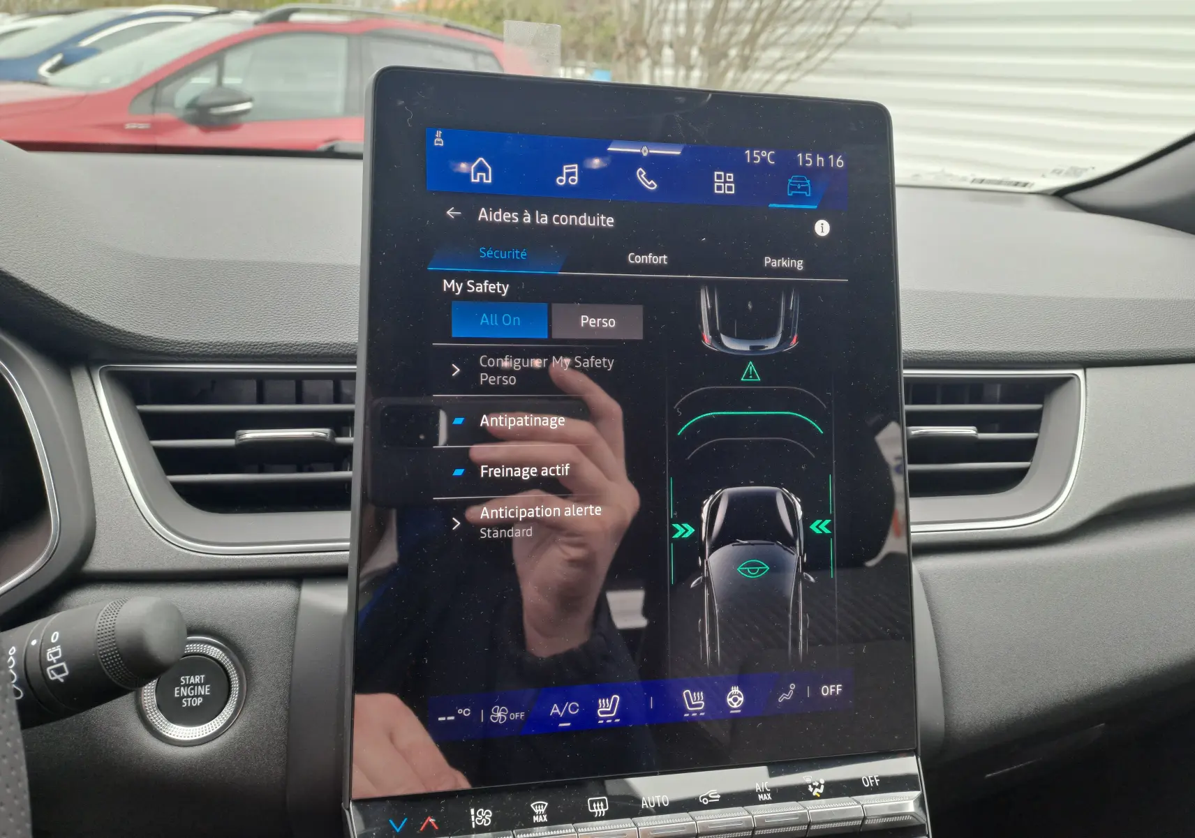 Écran tactile central affichant les aides à la conduite dans l'habitacle gris d'une Renault Symbioz 2024.