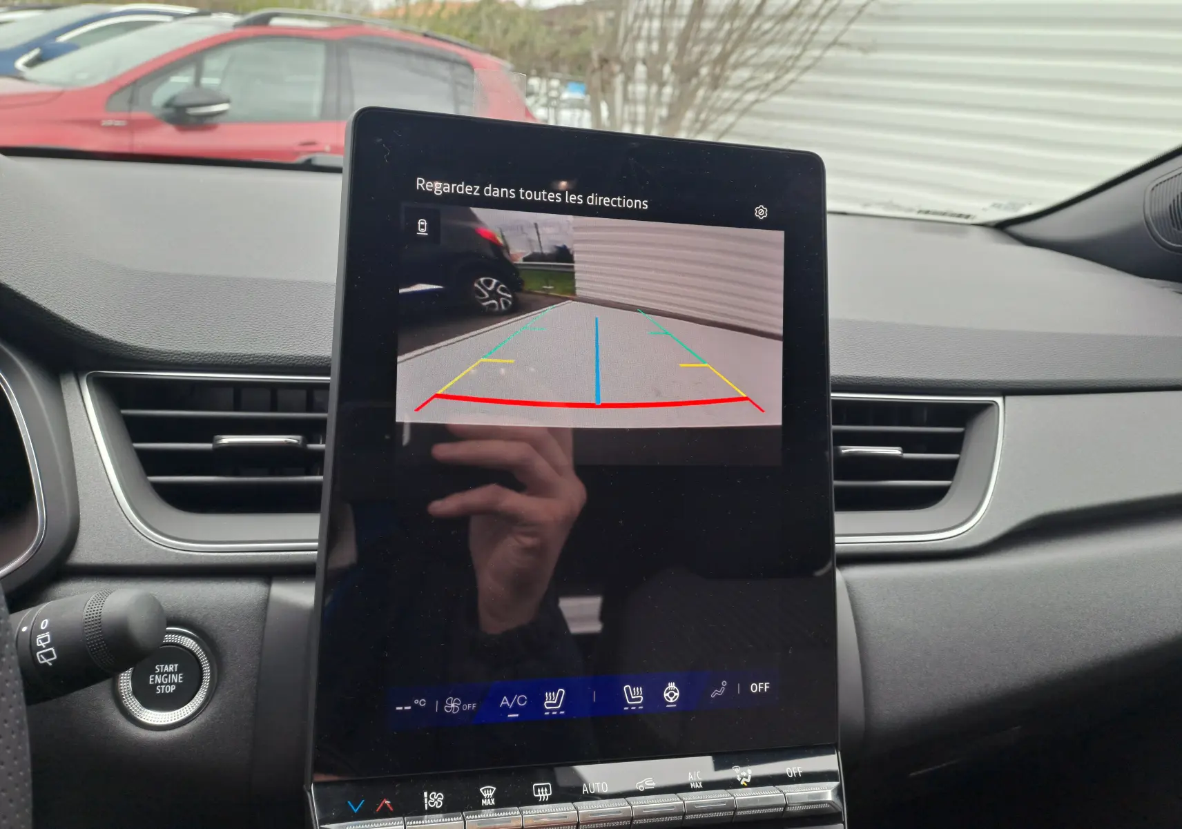 Écran central tactile affichant la caméra de recul dans l'habitacle gris d'une Renault Symbioz 2024.