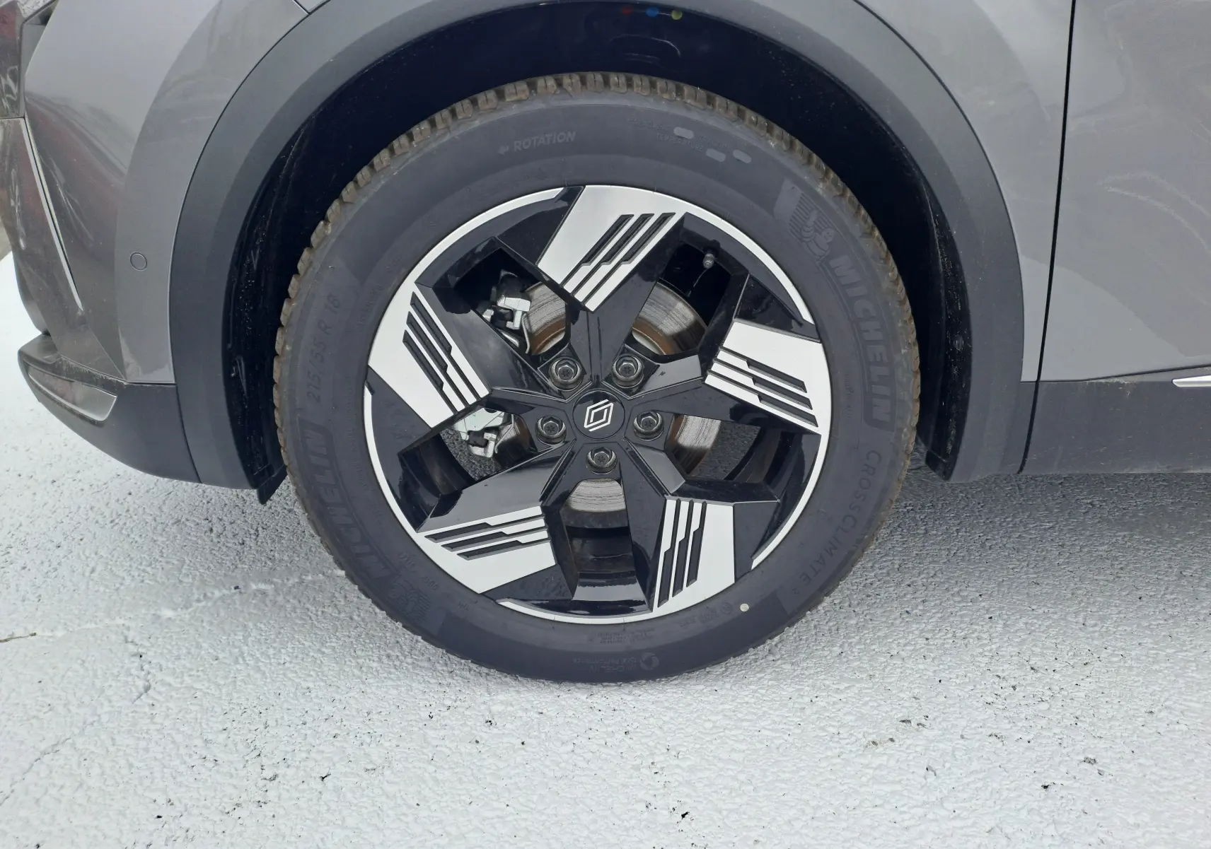 Gros plan sur la roue avant gauche gris cassiope du Renault Symbioz 2024 avec jante alliage 18'' diamantée.