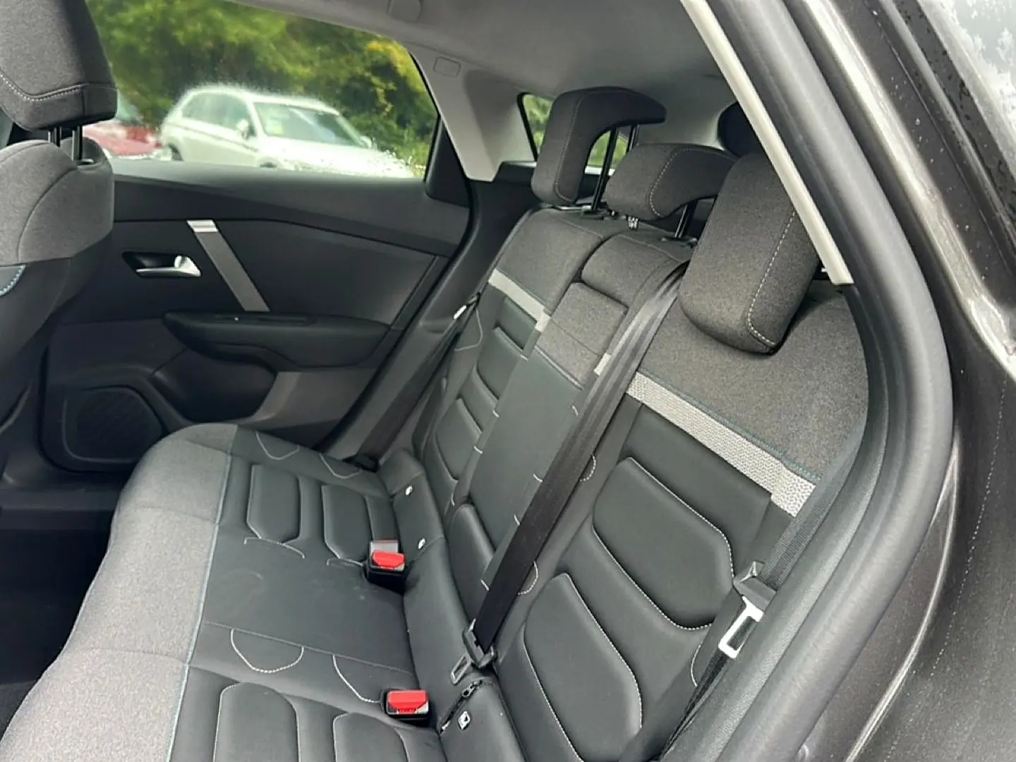 Vue intérieure côté droit sur la banquette arrière bicolore gris et noir du Citroën C4 2024.