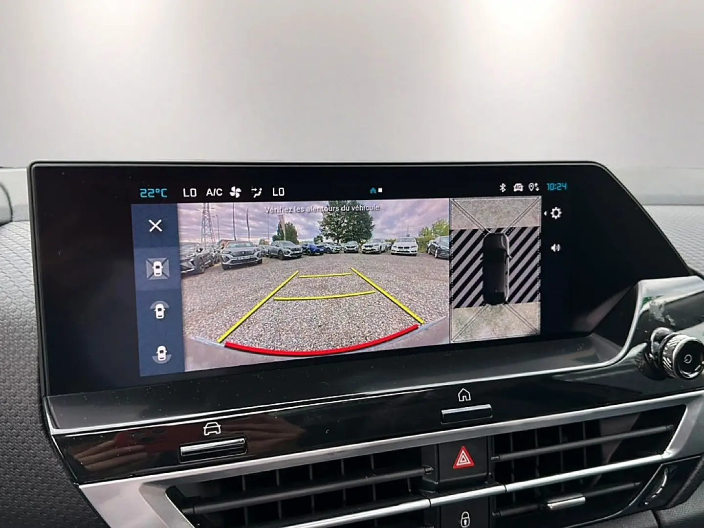 Écran tactile intérieur montrant la caméra de recul et l’aide au stationnement du Citroën C4 gris 2024.