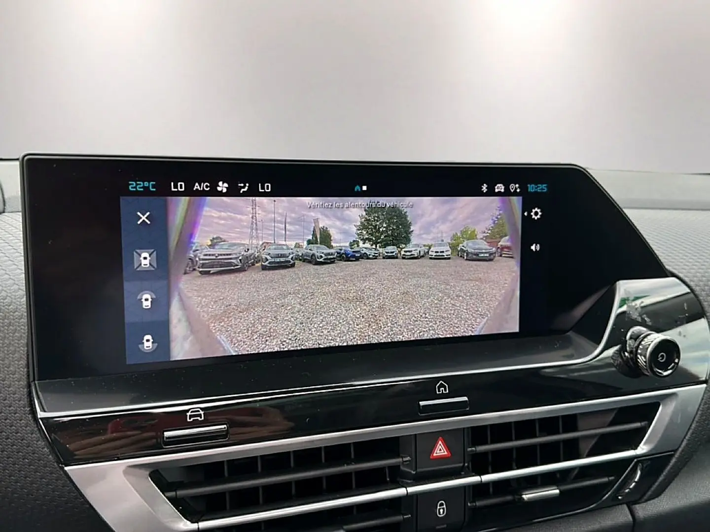 Écran tactile intérieur de la Citroën C4 gris montrant la caméra de recul avec vue arrière du parking.