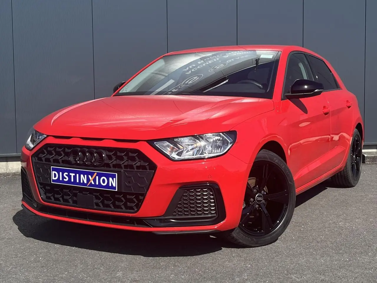 Audi A1 Sportback rouge Misano vue 3/4 avant droit avec jantes noires et calandre noire distinctive