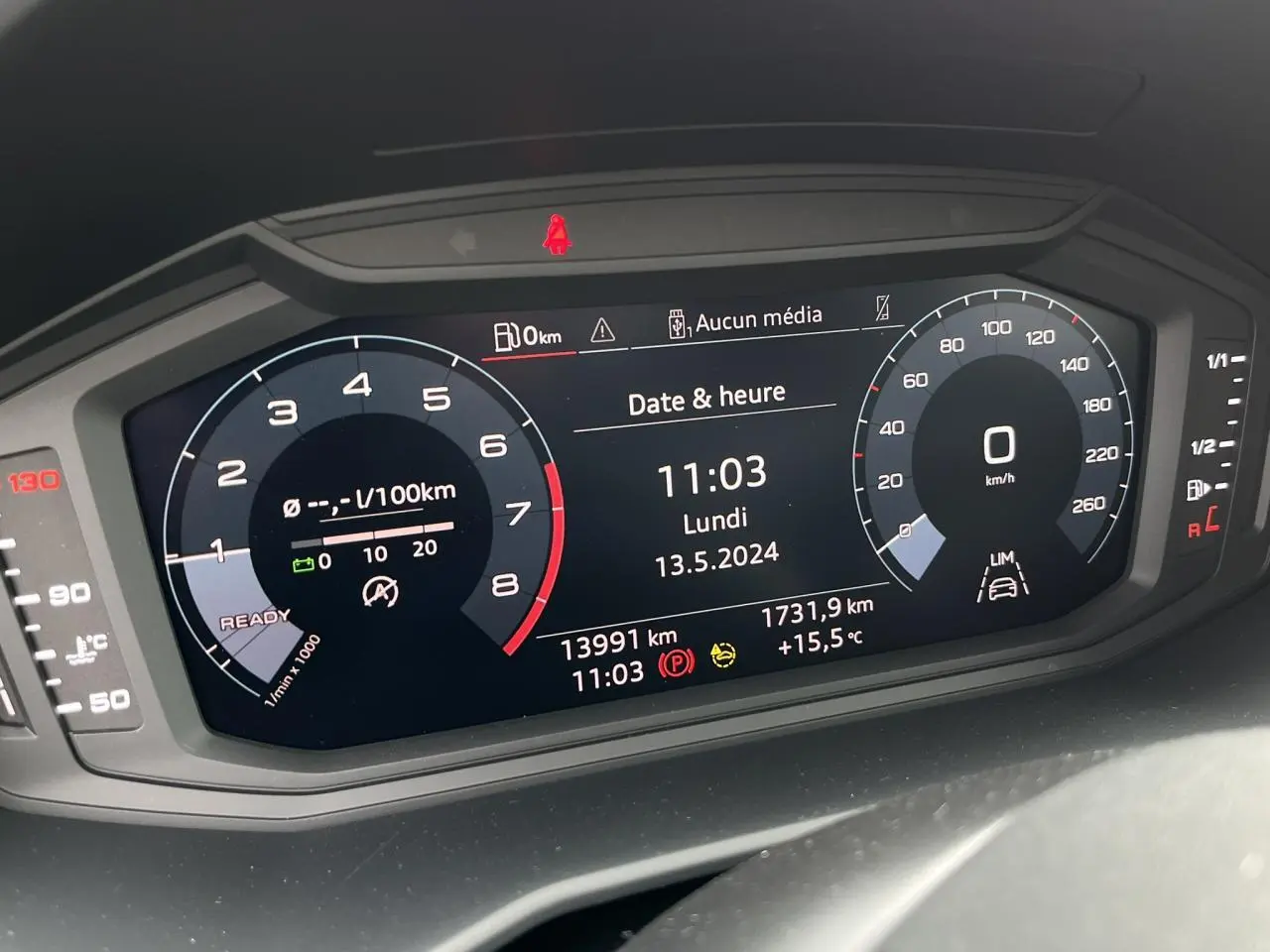 Affichage numérique du tableau de bord de l'Audi A1 Sportback 25 TFSI, montrant la vitesse, le régime et la date.