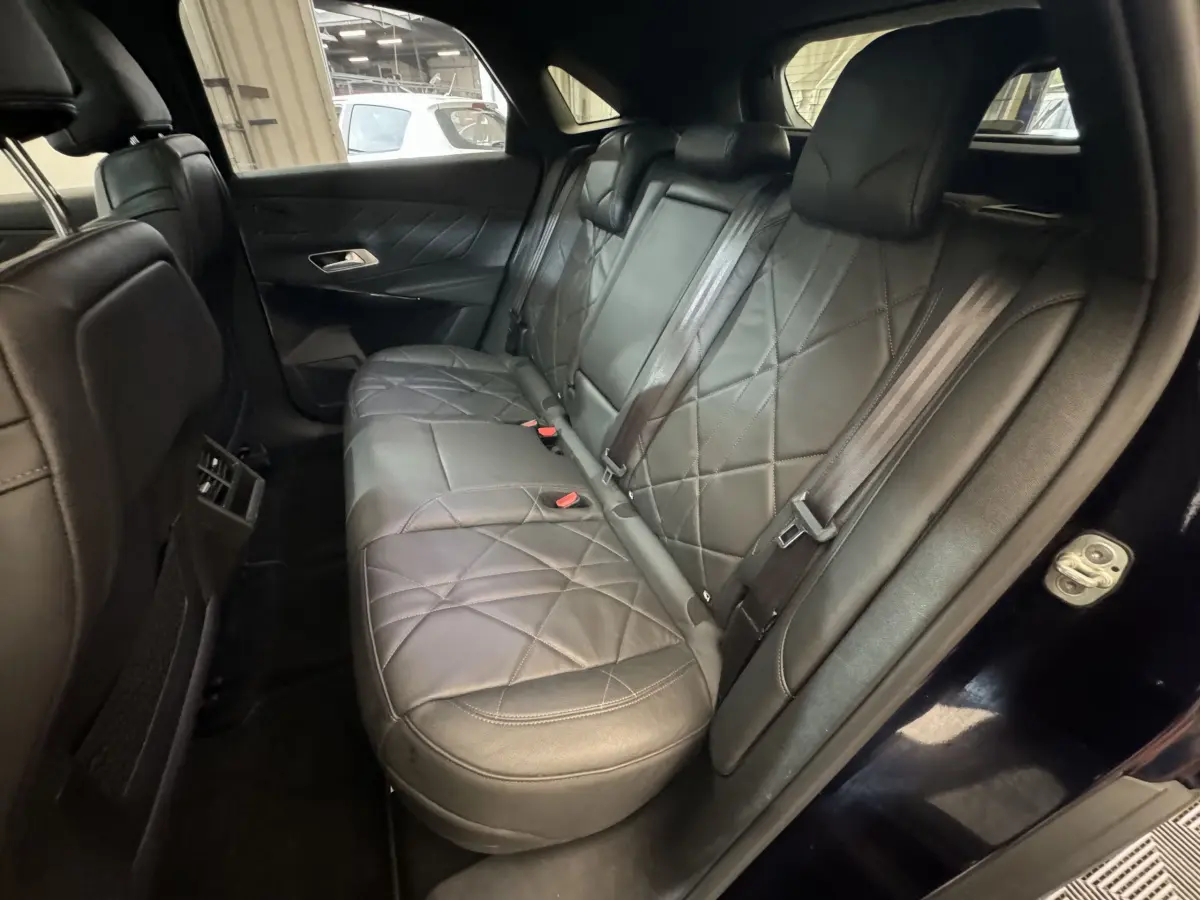 Vue côté droit de la banquette arrière en cuir noir matelassé du DS7 Crossback E-TENSE 4x4 Grand Chic 2020.