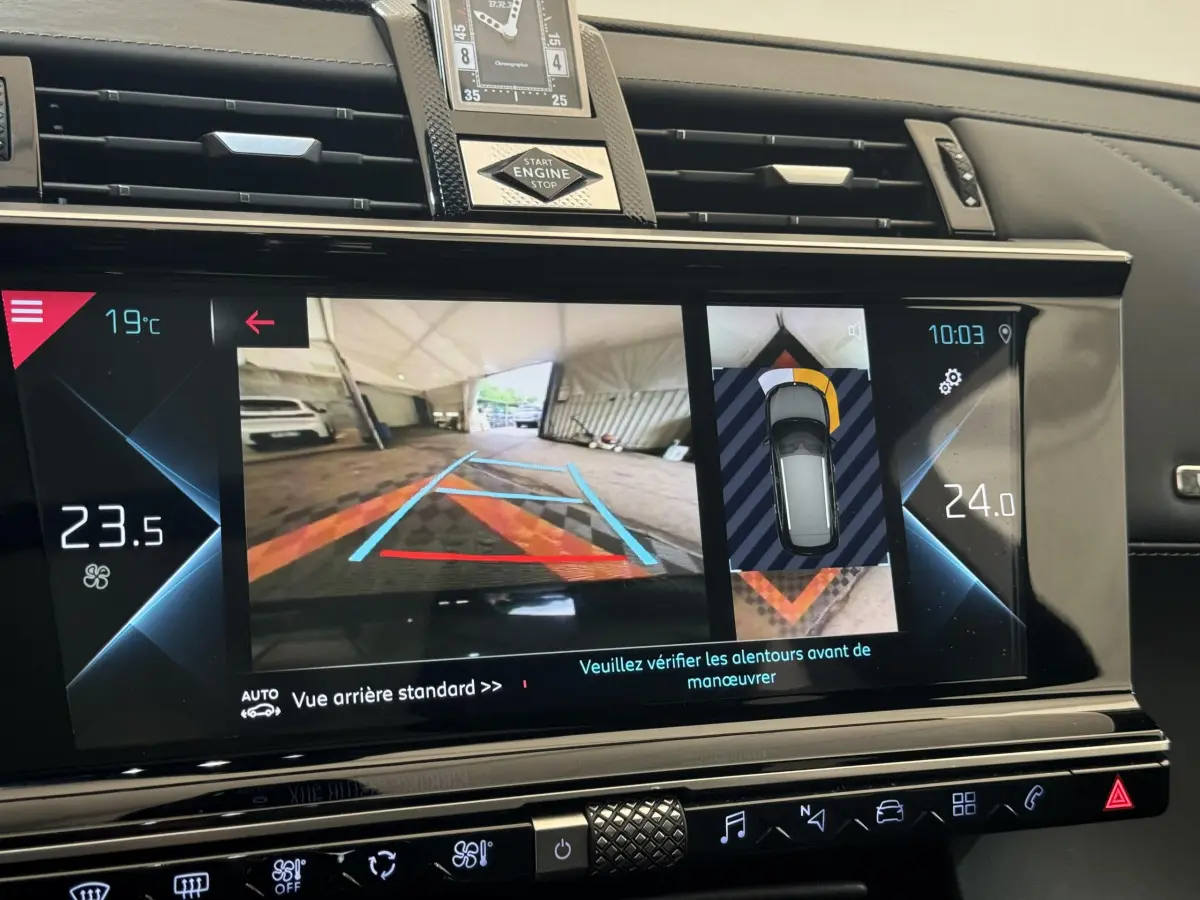 Écran tactile intérieur du DS7 Crossback E-TENSE 4x4 montrant la caméra de recul et l'aide au stationnement.