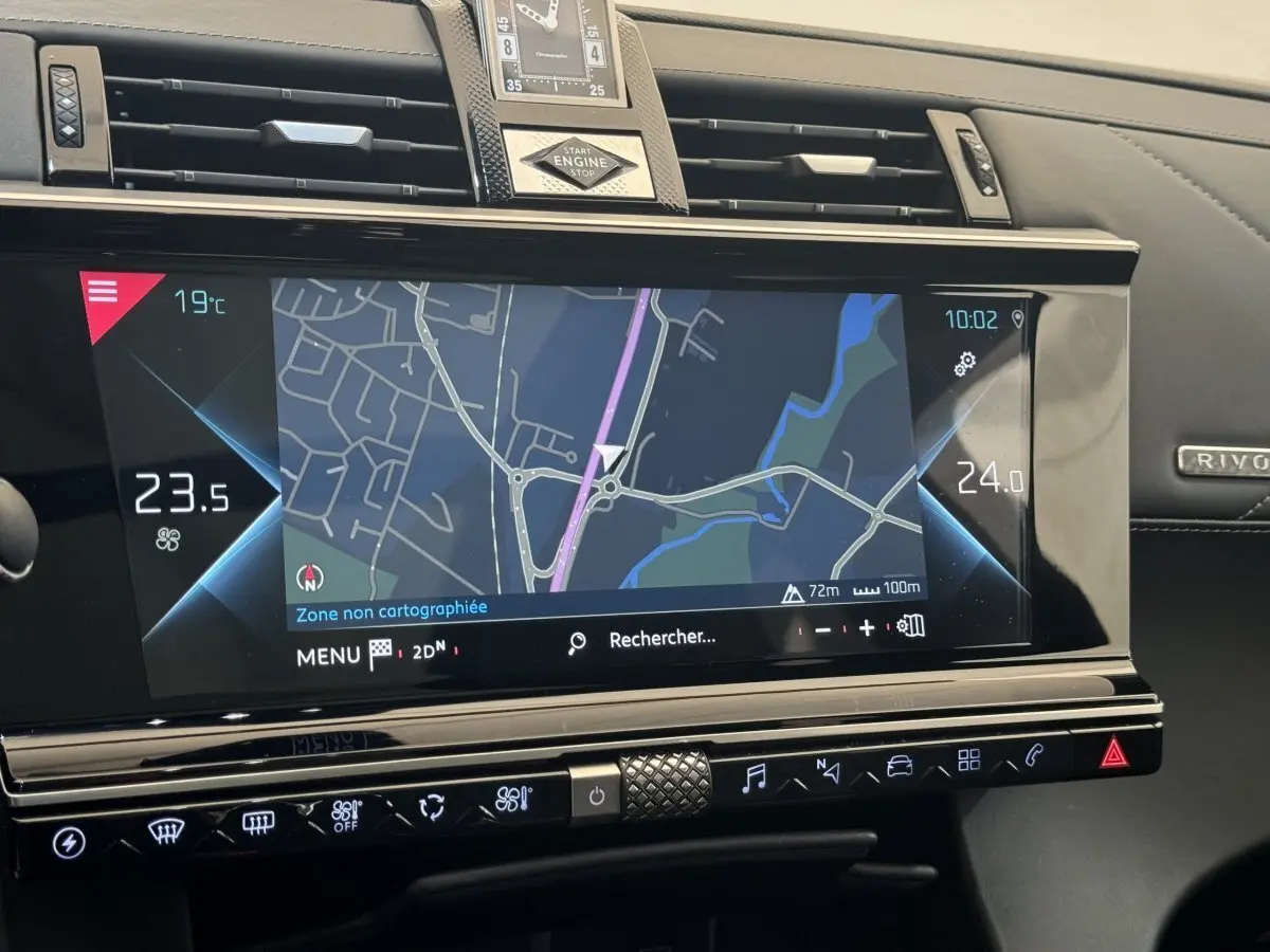 Vue rapprochée de l'écran tactile de navigation du tableau de bord noir du DS7 Crossback E-TENSE bleu 2020.