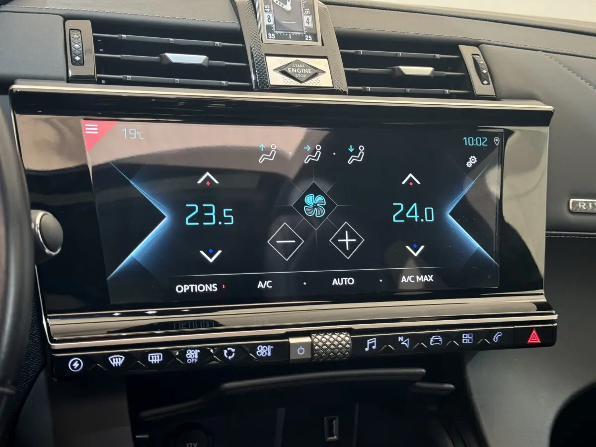 Écran tactile central de climatisation du DS7 Crossback bleu, affichant les réglages de température à 23,5 et 24°C.