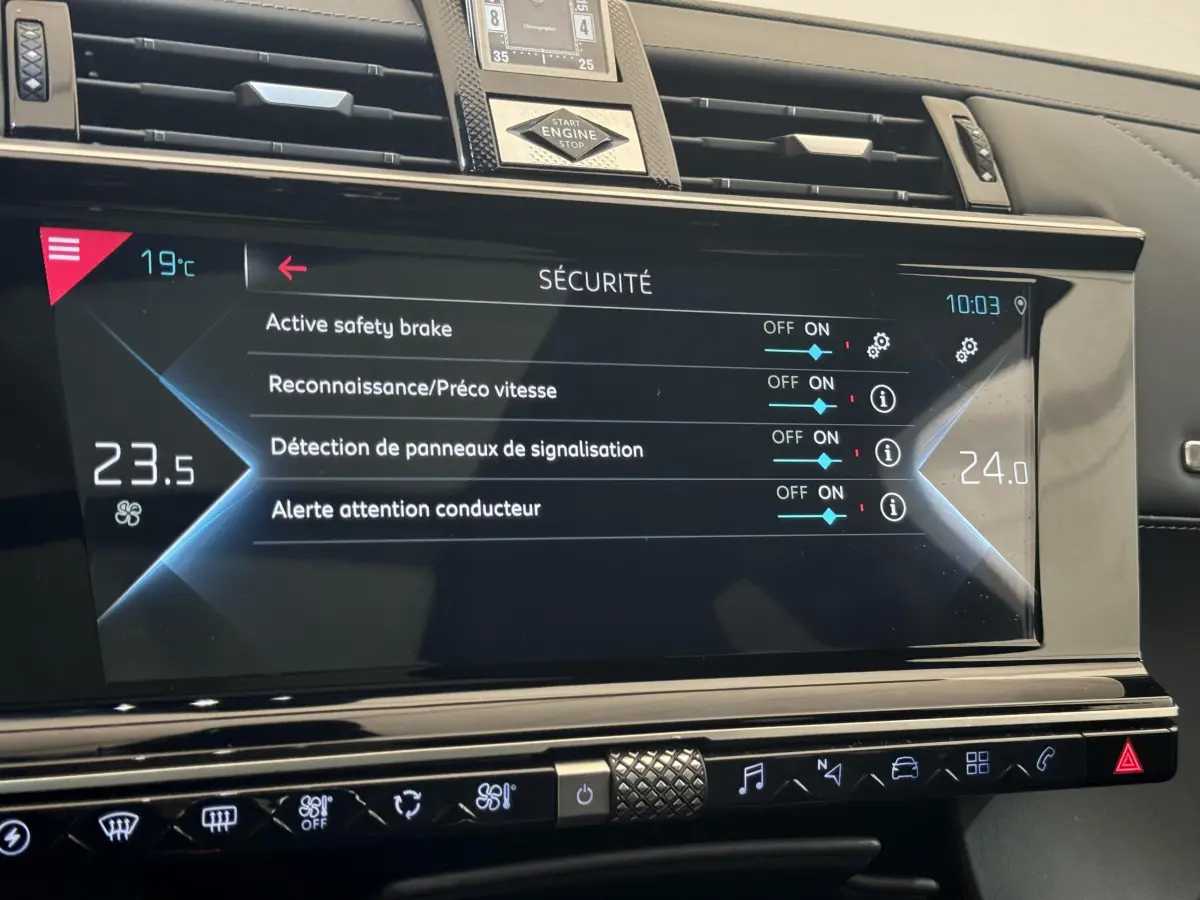 Écran tactile central du DS7 Crossback E-TENSE 4x4 Grand Chic 2020 affichant les options de sécurité en intérieur noir.