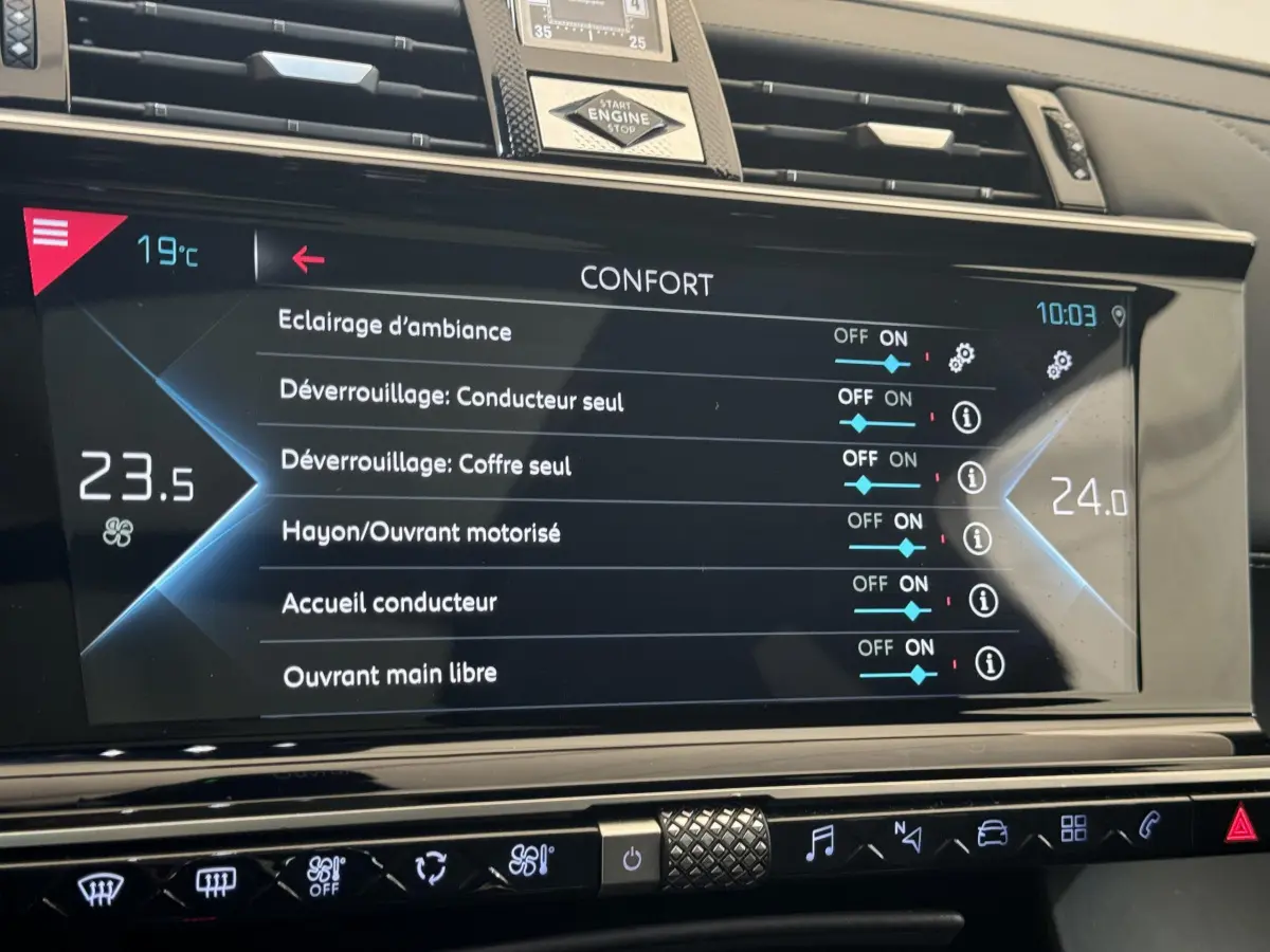 Écran tactile central du DS7 Crossback E-TENSE 4x4 Grand Chic 2020 affichant les réglages de confort intérieur.