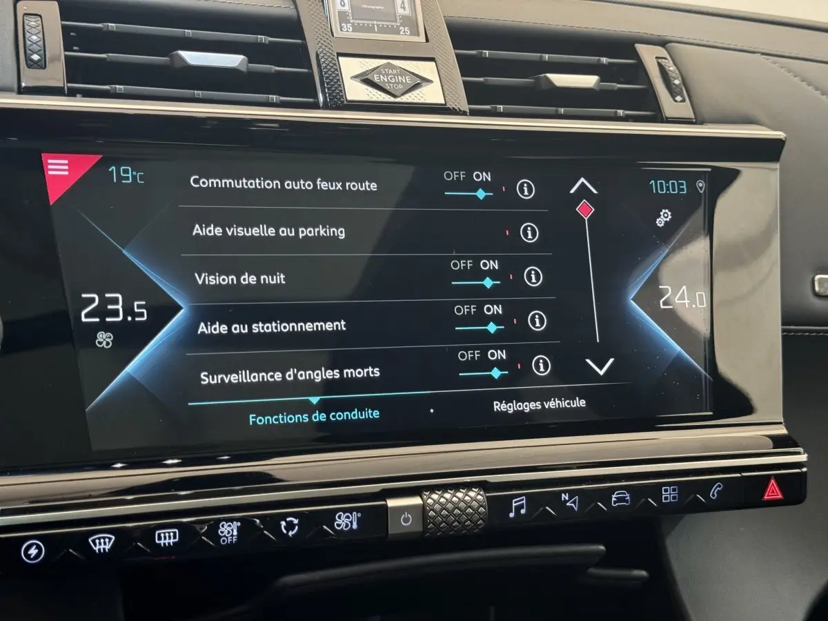 Écran tactile central du tableau de bord du DS7 Crossback bleu, affichant les aides à la conduite et la climatisation.
