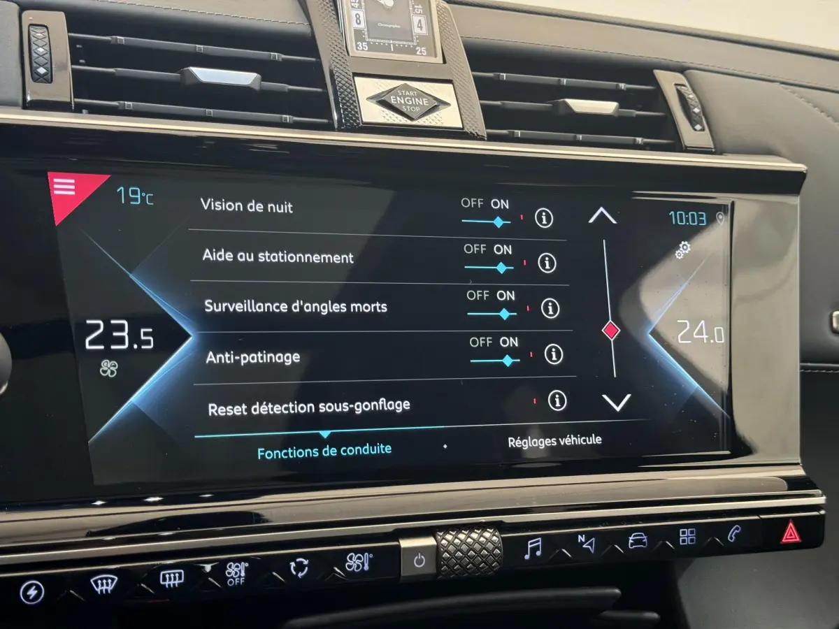 Écran tactile central du DS7 Crossback bleu, affichant les réglages d'aide à la conduite et climatisation.